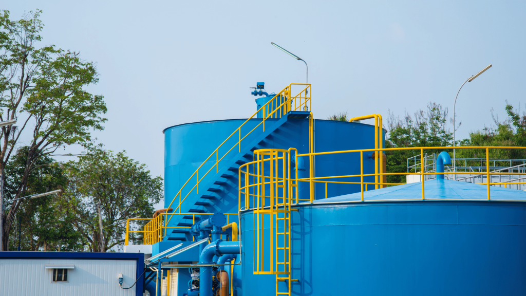 Tanques y estructuras de una planta de tratamiento de aguas residuales con sistemas hidráulicos industriales